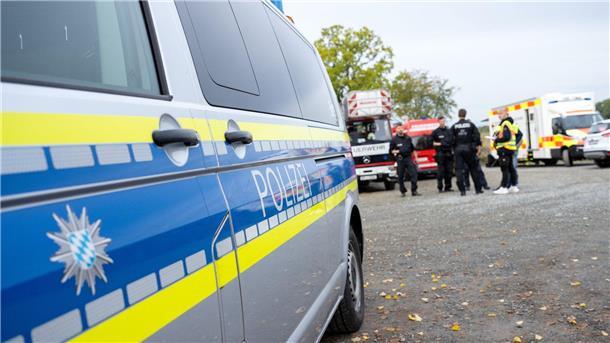 Einsatzkräfte der Polizei vor der Alexander-von-Humboldt-Realschule in Bayreuth.
