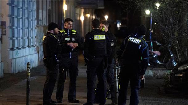Familienstreit mit Machete - Angreifer stirbt Einsatzkräfte der Polizei vor einem Wohnhaus in Berlin-Kreuzberg. Dort eskalierte ein Familienstreit.