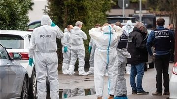 Einsatzkräfte der Spurensicherung arbeiten nach den Gewalttaten an einem der Tatorte.