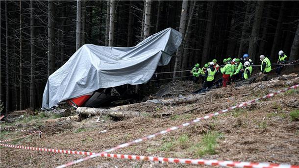 Anklage wegen Seilbahn-Absturz 2021 am Lago Maggiore erhoben Einsatzkräfte des Bergrettungsdienstes arbeiten nach dem Absturz in Stresa an der Unfallstelle.