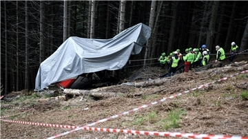 Einsatzkräfte des Bergrettungsdienstes arbeiten nach dem Absturz in Stresa an der Unfallstelle.