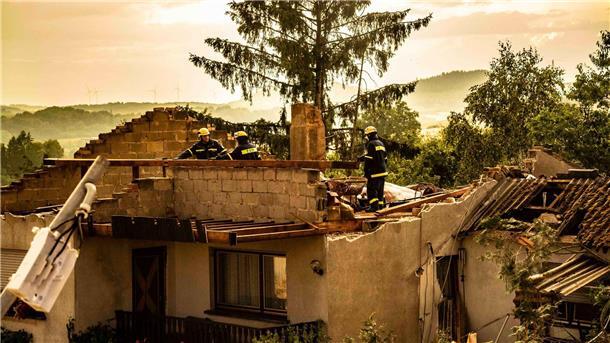 Verletzte nach heftigen Unwettern im Süden und Westen Einsatzkräfte des THW begutachten Schäden an einem Haus im saarländischen Asweiler.