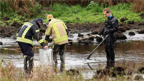 Vermisster Fabian ist tot - Erneute Spurensuche am Fundort Einsatzkräfte haben bei ihren Ermittlungen zum Tod des achtjährigen Fabian aus Güstrow erneut einen Tümpel im Bereich des Fundortes der Leiche in den Blick genommen.