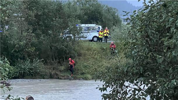 Einsatzkräfte im August 2022 an der Kitzbüheler Ache, wo ein Sechsjähriger tot aufgefunden wurde.