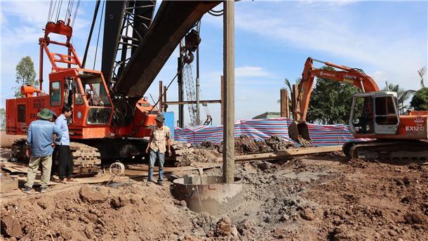 In Betonrohr gefallener Junge in Vietnam ist tot Einsatzkräfte in Vietnam versuchten vergeblich, den zehnjährigen Nam aus einem 35 Meter tiefen Betonrohr zu retten.
