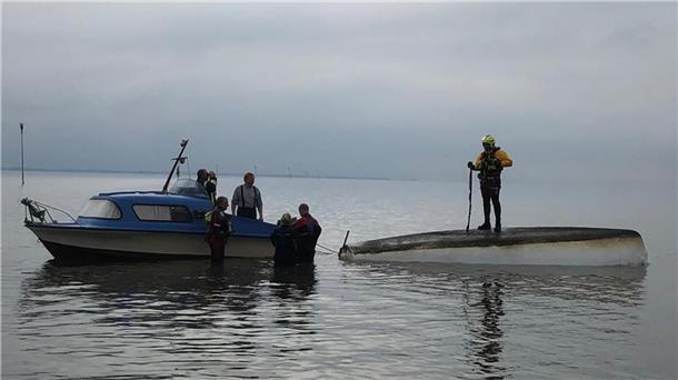 Einsatzkräfte orten das gekenterte Segelboot.