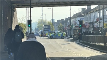 Einsatzkräfte sind im Nordosten Londons nach dem Angriff mit einem Schwert im Einsatz.
