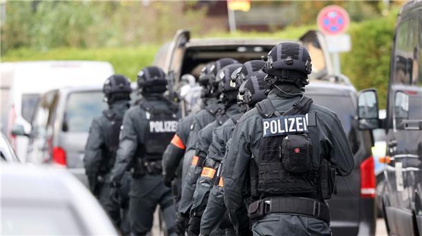 Vier Jugendliche nach Bedrohungen an zwei Schulen gefasst Einsatzkräfte stehen bei einer Bedrohungslage in Hamburg vor der Stadtteilschule Blankenese. Zwei Jugendliche oder Kinder sollen am