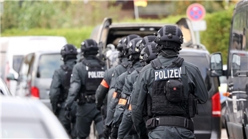 Einsatzkräfte stehen bei einer Bedrohungslage in Hamburg vor der Stadtteilschule Blankenese. Zwei Jugendliche oder Kinder sollen am