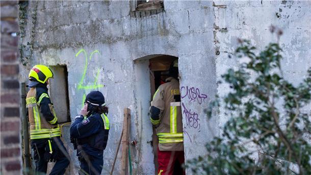 Bundesregierung kritisiert Gewalt in Lützerath Einsatzkräfte stehen vor dem Gebäude, unter dem sich zwei verbliebene Aktivisten in einem Tunnel verschanzt hatten.