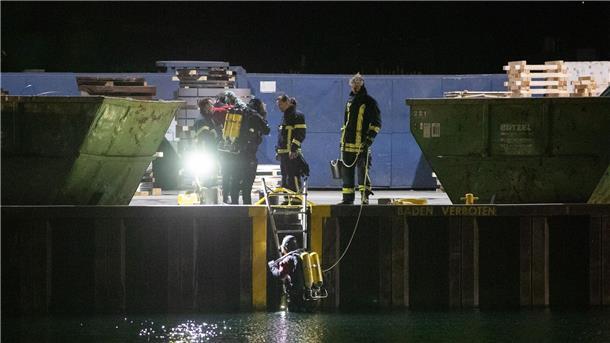 Einsatzkräfte suchen im Hafen und Hafenbecken in Dortmund nach Spuren.