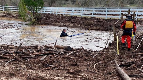 Tornados und Todesopfer nach Überschwemmungen in den USA Einsatzkräfte suchen in San Miguel nach einem vermissten Fünfjährigen, der von den Fluten mitgerissen wurde.
