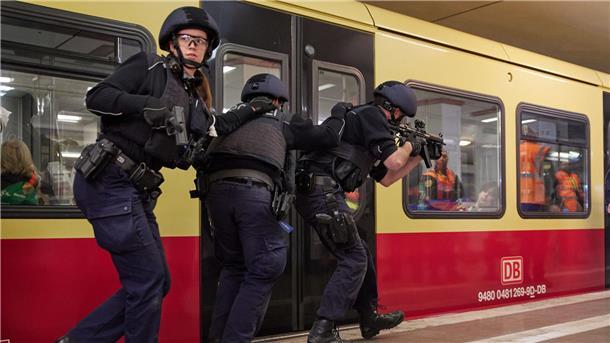 Einsatzkräfte üben Notfall im Bahn-Tunnel Einsatzkräfte übten am Wochenende in der Stadt Berlin, was im Notfall zu tun ist.