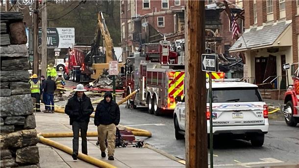 Pennsylvania: Tote nach Explosion in Süßwarenfabrik Einsatzkräfte und schweres Gerät arbeiten am Ort der Explosion.