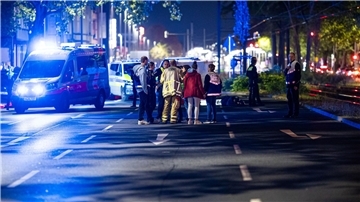 Einsatzkräfte versorgen mehrere Menschen nach einer Schießerei in Hannover. 