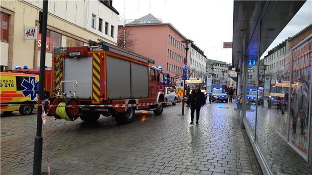 Lastwagen fährt auf Gehweg - Mutter und Tochter tot Einsatzkräfte von Feuerwehr und Rettungsdienst am Einsatzort in der Innenstadt von Passau.