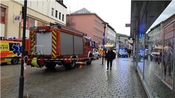 Einsatzkräfte von Feuerwehr und Rettungsdienst am Einsatzort in der Innenstadt von Passau.