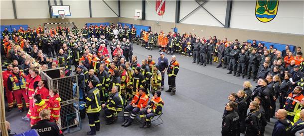 Vermisstenfall Arian: Die Polizei stellt erneute Suche ein Einsatzkräfte von Polizei und Feuerwehr werden in der Sporthalle Elm auf die Suche eingeschworen.