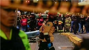 Einsatzkräfte vor dem Krankenhaus, in das nach dem Anschlag mehrere Verletzte eingeliefert wurden.