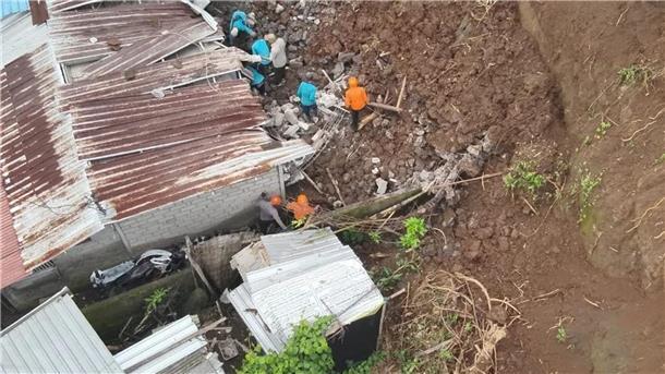 Einsatzteams suchten in der Nähe der Hauptstadt Denpasar noch nach einem Verschütteten.