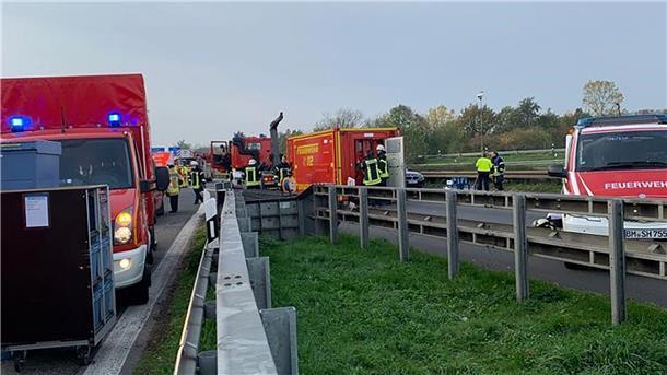 Einsatzwagen der Feuerwehr am Rande der Autobahn A1. Auf der Autobahn-Raststätte Ville Ost hatte ein Tanklastzug Salzsäure verloren.