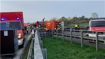 Einsatzwagen der Feuerwehr am Rande der Autobahn A1. Auf der Autobahn-Raststätte Ville Ost hatte ein Tanklastzug Salzsäure verloren.