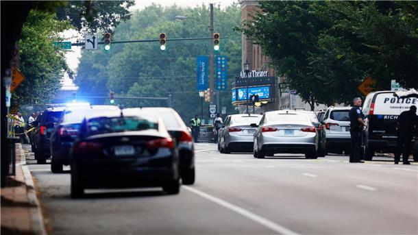 Zwei Tote nach Schüssen in Virginia Einsatzwagen der Polizei stehen vor dem Gebäude in Richmond im US-Bundesstaat Virginia, wo zwei Menschen erschossen wurden.