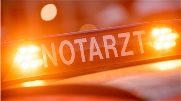 Einsatzwagen eines Notarztes. Vor einer Flüchtlingsunterkunft in Südhessen ist ein dreijähriges Kind von Fahrzeugen tödlich verletzt worden (Symbolbild).