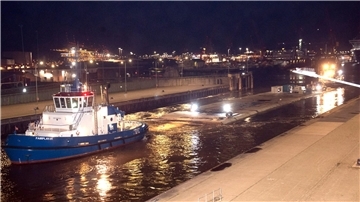 Ein Schlepper zieht ein Tunnelsegment