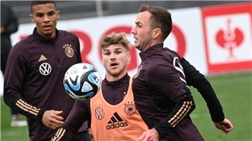 Einst Kollegen im Nationalteam: Werner und Götze (r).