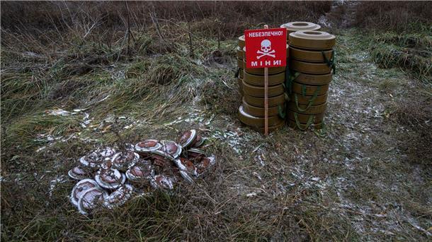 Krieg gegen die Ukraine: So ist die Lage Ein Stapel Panzerabwehrminen auf einem Feld in der Nähe des kürzlich befreiten Dorfes Pravdyne in der Region Cherson.
