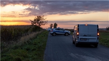 Ein Streifenwagen der Polizei sperrt eine Strasse in Richtung des Lecks an der Ölpipeline Druschba. In etwa zwei Kilometer Entfernung von dieser Stelle wurde ein Leck an der Ölpipeline entdeckt.