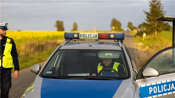 Ein Streifenwagen der polnischen Polizei sperrt eine Strasse in Richtung des Lecks an der Ölpipeline Druschba.