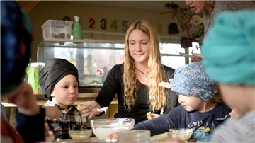 Eintauchen in eine neue Kultur: Cortes Arenas Reyes darf im Fröbelkindergarten das „Weltkultur-Entdecker-Projekt“ begleiten. Die Spanierin hat sich schon gut eingefunden und bereichert die Kita. Foto: Ralf Masorat