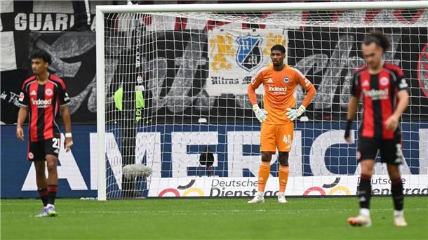 Eintracht verliert - Baumgart zeigt Stinkefinger und fliegt Eintracht Frankfurt hat in der Bundesliga die zweite Saison-Niederlage kassiert.