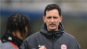 Eintracht Frankfurt mit Trainer Dino Toppmöller benötigt in der Europa League gegen AS Rom ein Unentschieden, um aus eigener Kraft den Einzug ins Achtelfinale zu schaffen.