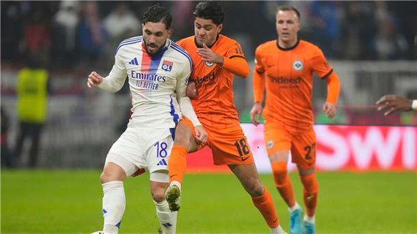 Erste Niederlage für Frankfurt in der Europa League Eintracht Frankfurt um Mahmoud Dahoud (r) verlor verdient gegen Olympique Lyon.