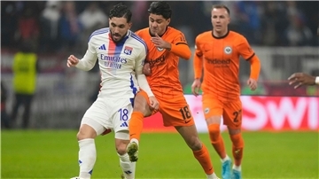 Eintracht Frankfurt um Mahmoud Dahoud (r) verlor verdient gegen Olympique Lyon.