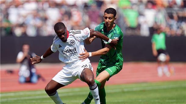 Ohne Trapp: Frankfurt meistert Auftakthürde im DFB-Pokal Eintracht Frankfurt um Niels Nkounkou (l) steht in der zweiten Runde des DFB-Pokals.