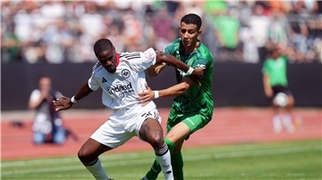 Eintracht Frankfurt um Niels Nkounkou (l) steht in der zweiten Runde des DFB-Pokals.