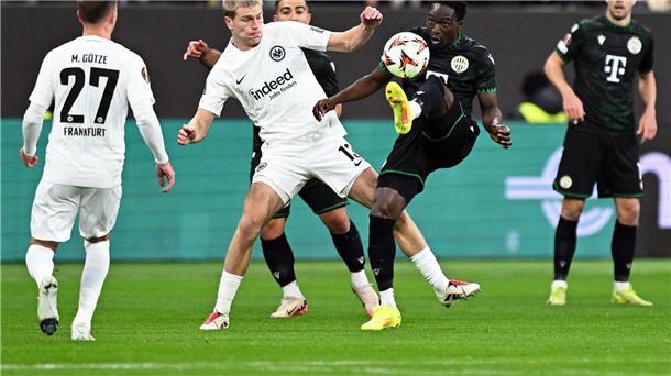 Eintracht Frankfurt um Rasmus Kristensen (l) fehlte es in der ersten Hälfte an Genauigkeit im Abschluss. 