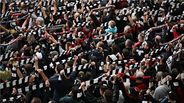 Eintracht Frankfurt wird bei der SSC Neapel nach Ablehnung eines Antrags auf Spielverlegung ohne Unterstützung der Fans spielen. (Archivbild)