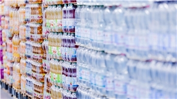 Einweg-Plastikflaschen in einem Supermark auf Paletten.