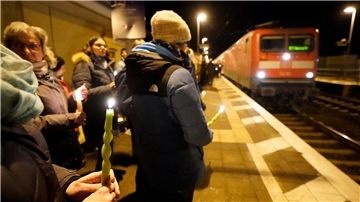 Einwohner der Kleinstadt Brokstedt gedenken am Abend der Opfer der Messerattacke auf dem Bahnsteig im Bahnhof von Brokstedt.