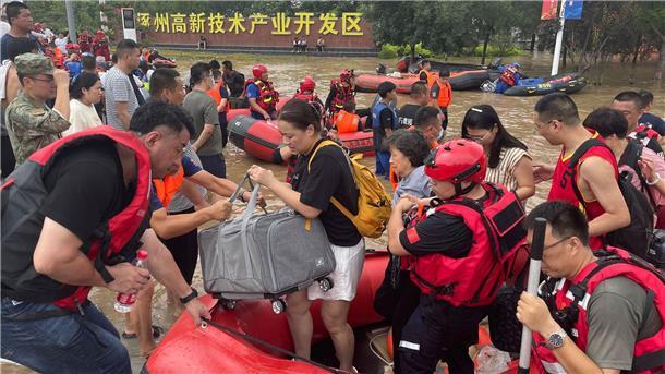 Peking misst stärksten Regen seit 140 Jahren Einwohner werden mit Schlauchbooten in der nordchinesischen Provinz Hebei südlich von Peking evakuiert.