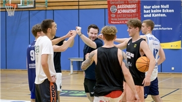 Eisbären-Assistenztrainer Oliver Elling (Mitte) nahm die Teilnehmer des „Pro Development Camp“ unter seine Fittiche.