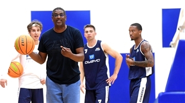 Eisbären-Coach Steven Key (vorne) erklärt (von links) Lennard Larysz, Adrian Breitlauch und Rayshawn Simmons, worauf es ihm im Training ankommt.
