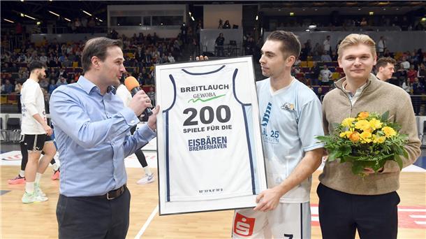 Eisbären schenken Adrian Breitlauch einen Heimsieg im Jubiläumsspiel Eisbären-Geschäftsführer Johannes Marggraf (links) und sein Assistent Max Jorzyk gratulieren Adrian Breitlauch zum 200. Spiel..