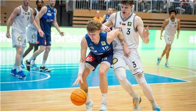 Eisbären-Profi Hilmar Henningsson (links) brachte es auf 16 Punkte, drei Assists, neun Rebounds und drei Steals. Fünf Ballverluste trübten das Bild allerdings.