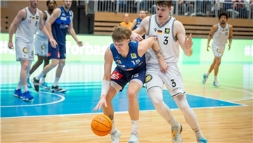 Eisbären-Profi Hilmar Henningsson (links) brachte es auf 16 Punkte, drei Assists, neun Rebounds und drei Steals. Fünf Ballverluste trübten das Bild allerdings.